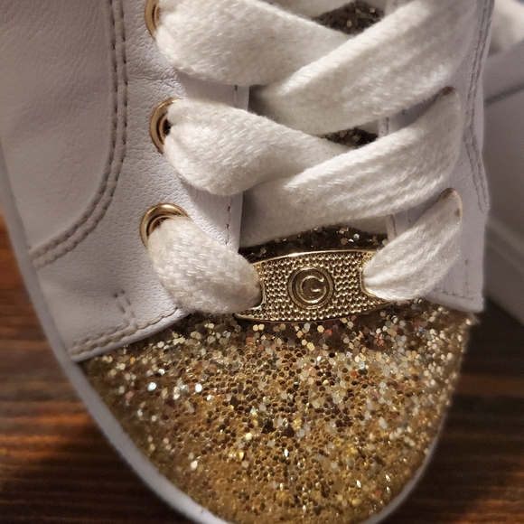 Tennis shoes - Picture 3 of 5